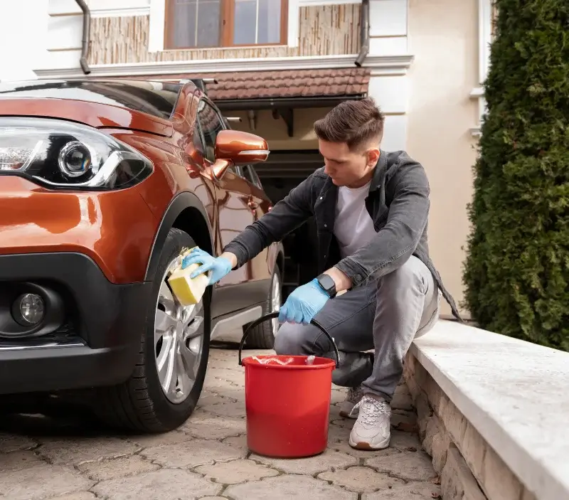 Lavage auto à domicile Bouillé-Courdault : professionnel intervenant sur un véhicule